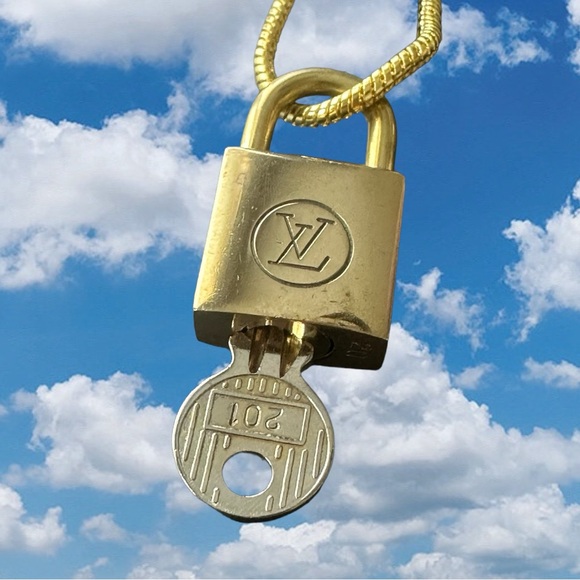 #201 Authentic Louis Vuitton Lock and Key with Unbranded Chain Series 200’s - Picture 4 of 12